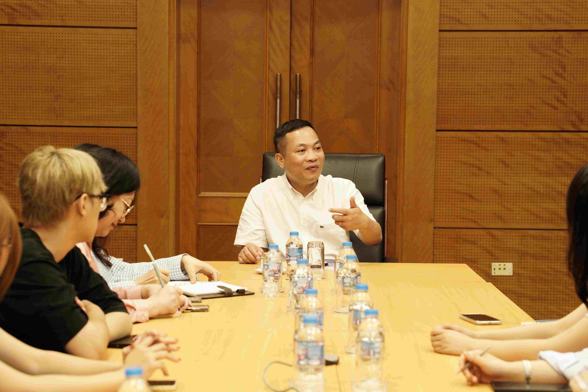 Ông Nguyễn Hồng Sâm chia sẻ cùng sinh viên Swinburne Vietnam