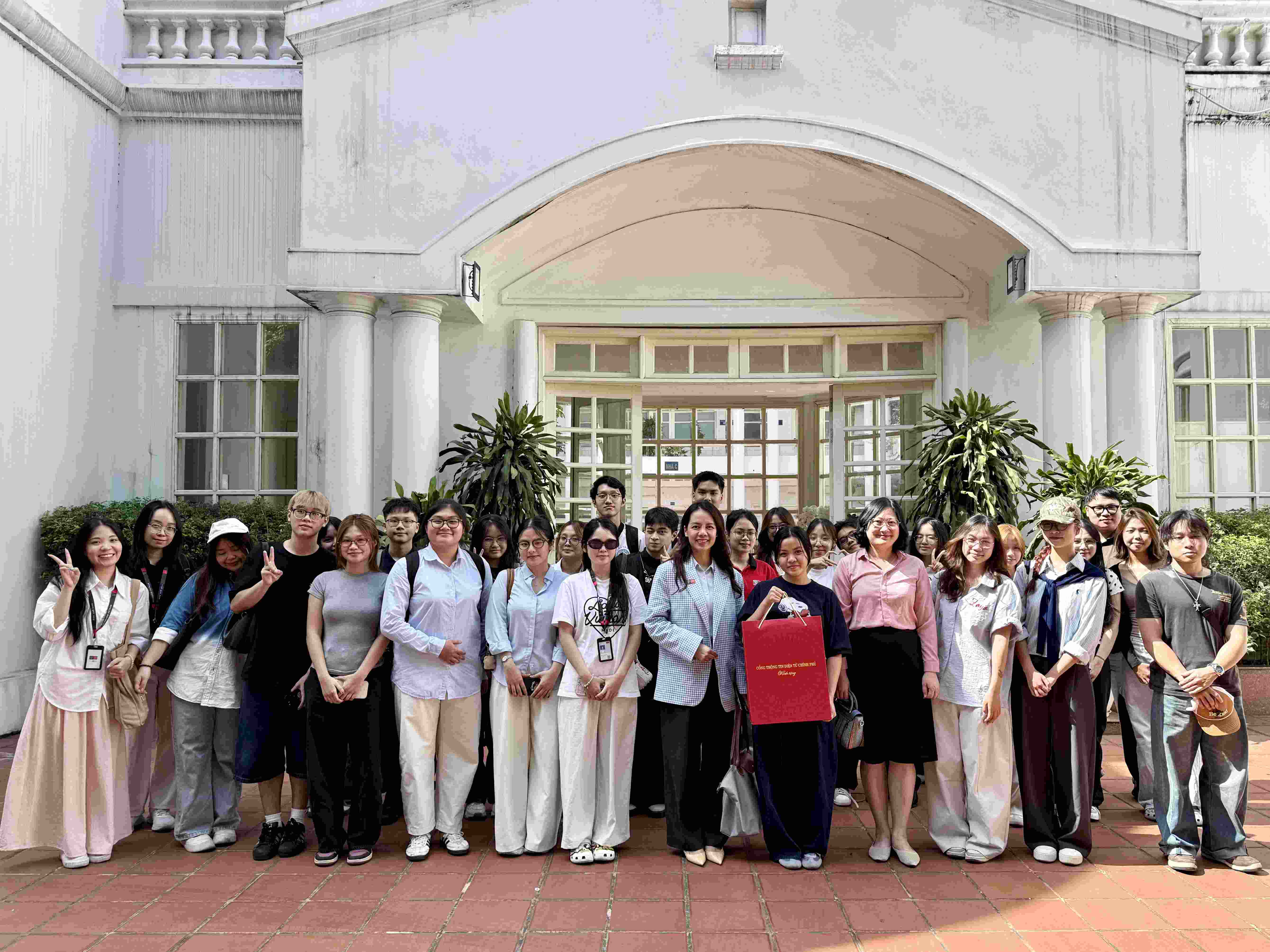 Sinh viên ngành Truyền thông đa phương tiện Swinburne Vietnam tham gia chương trình học tập thực tế tại Cục Thông tin và Truyền thông Chính phủ