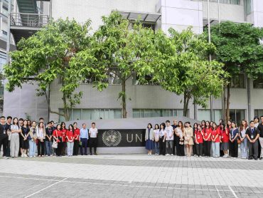 Sinh viên Swinburne Vietnam chụp ảnh lưu niệm cùng đại diện Tổ chức Lao động Quốc tế (ILO) tại Tòa nhà Xanh Một Liên Hợp Quốc