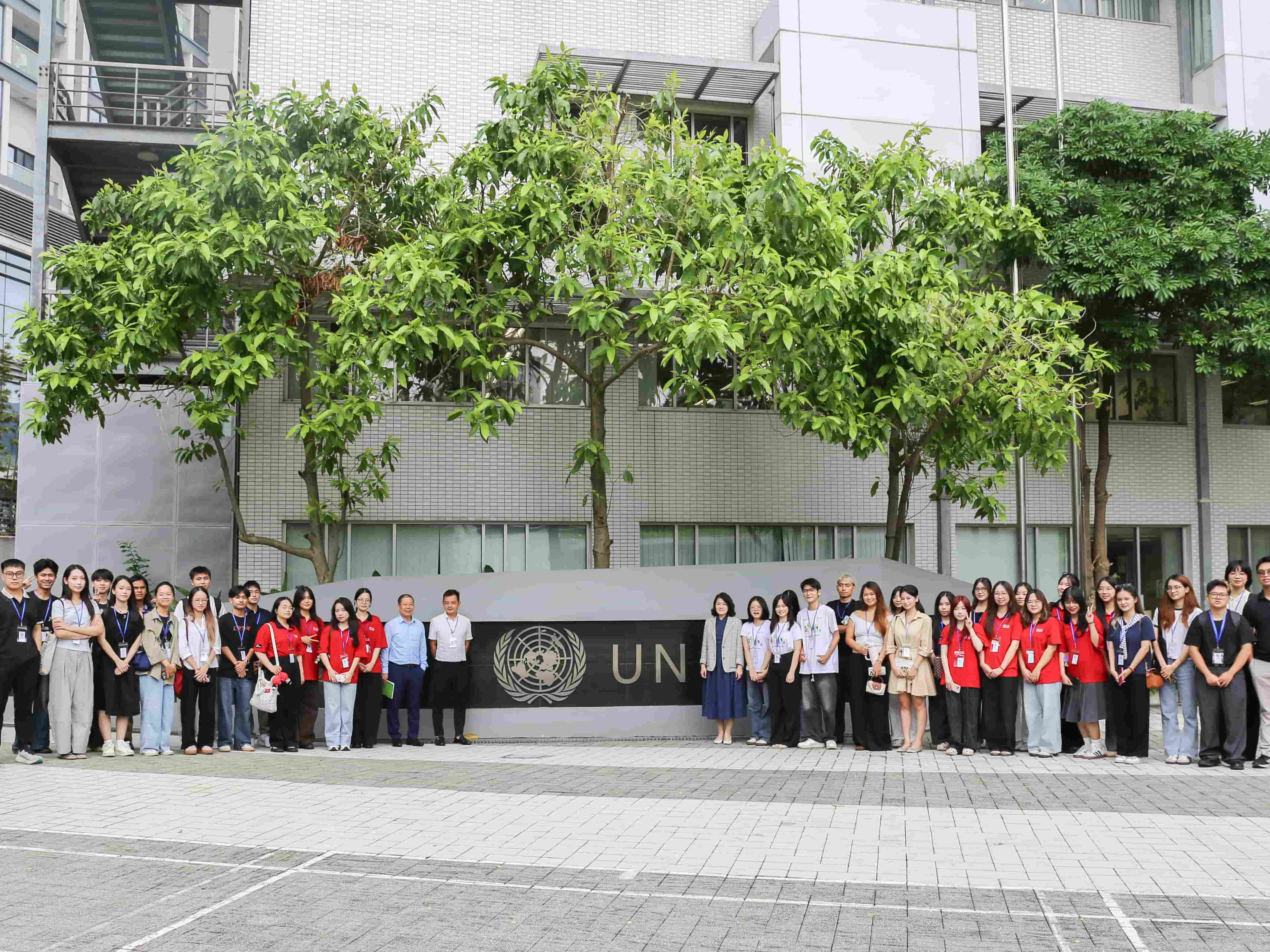 Sinh viên Swinburne Vietnam chụp ảnh lưu niệm cùng đại diện Tổ chức Lao động Quốc tế (ILO) tại Tòa nhà Xanh Một Liên Hợp Quốc