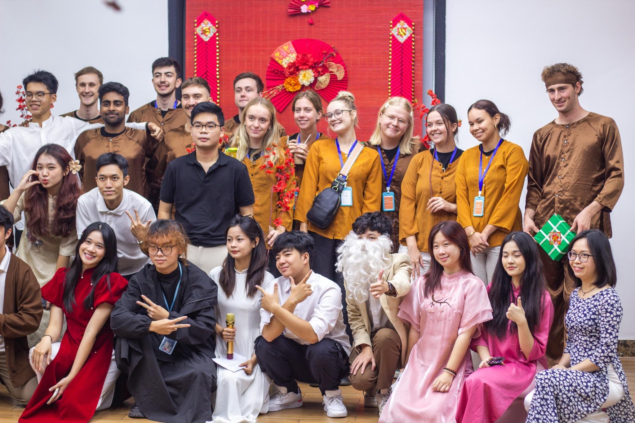 Students from University of Queensland (Australia) and Swinburne Hanoi & HCMC