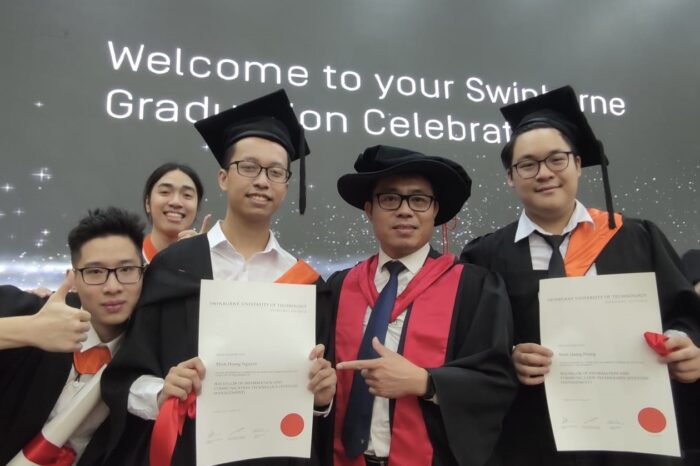 Hoàng cùng giáo sư và bạn học trong lễ tốt nghiệp tại Swinburne Việt Nam