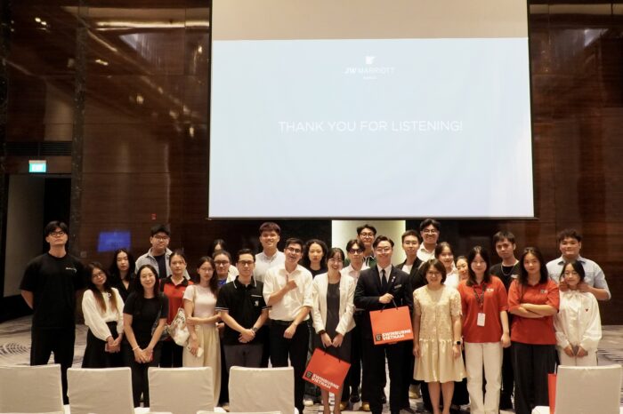 Sinh viên Swinburne Việt Nam tham quan học tập tại Khách sạn JW Marriott Hà Nội