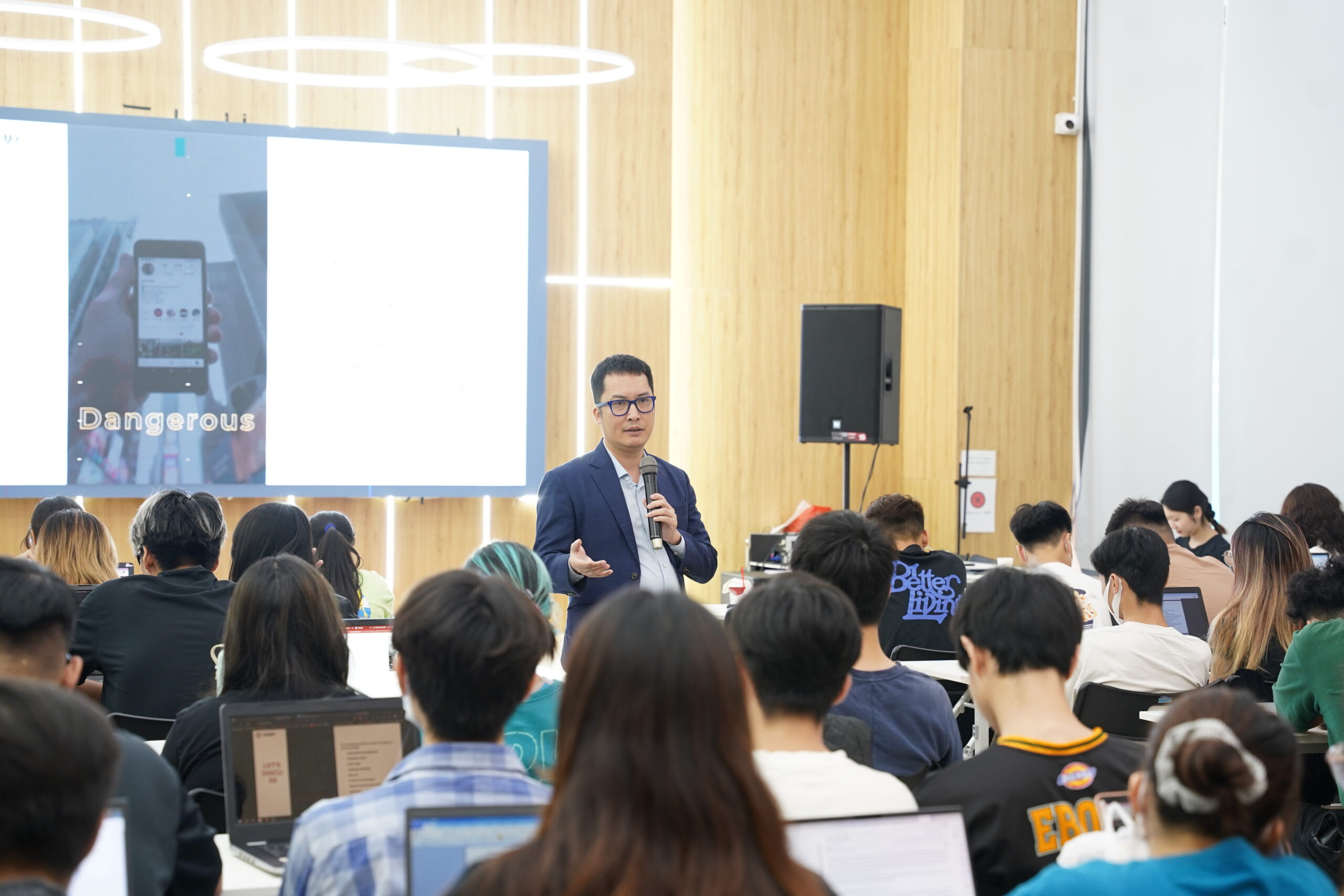 Vừa qua, ông Nguyễn Thanh Sơn đã có buổi chia sẻ với sinh viên Swinburne Việt Nam về chủ đề quản trị khủng hoảng.