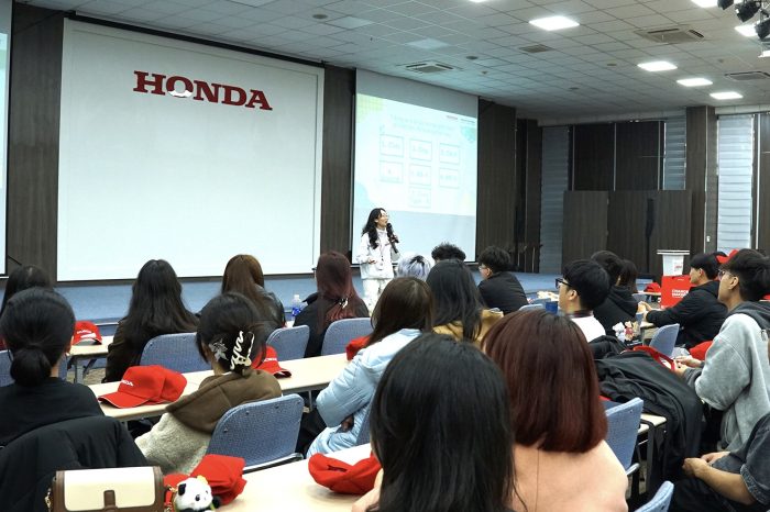 Sinh viên Swinburne Việt Nam lắng nghe chia sẻ từ đại diện Honda
