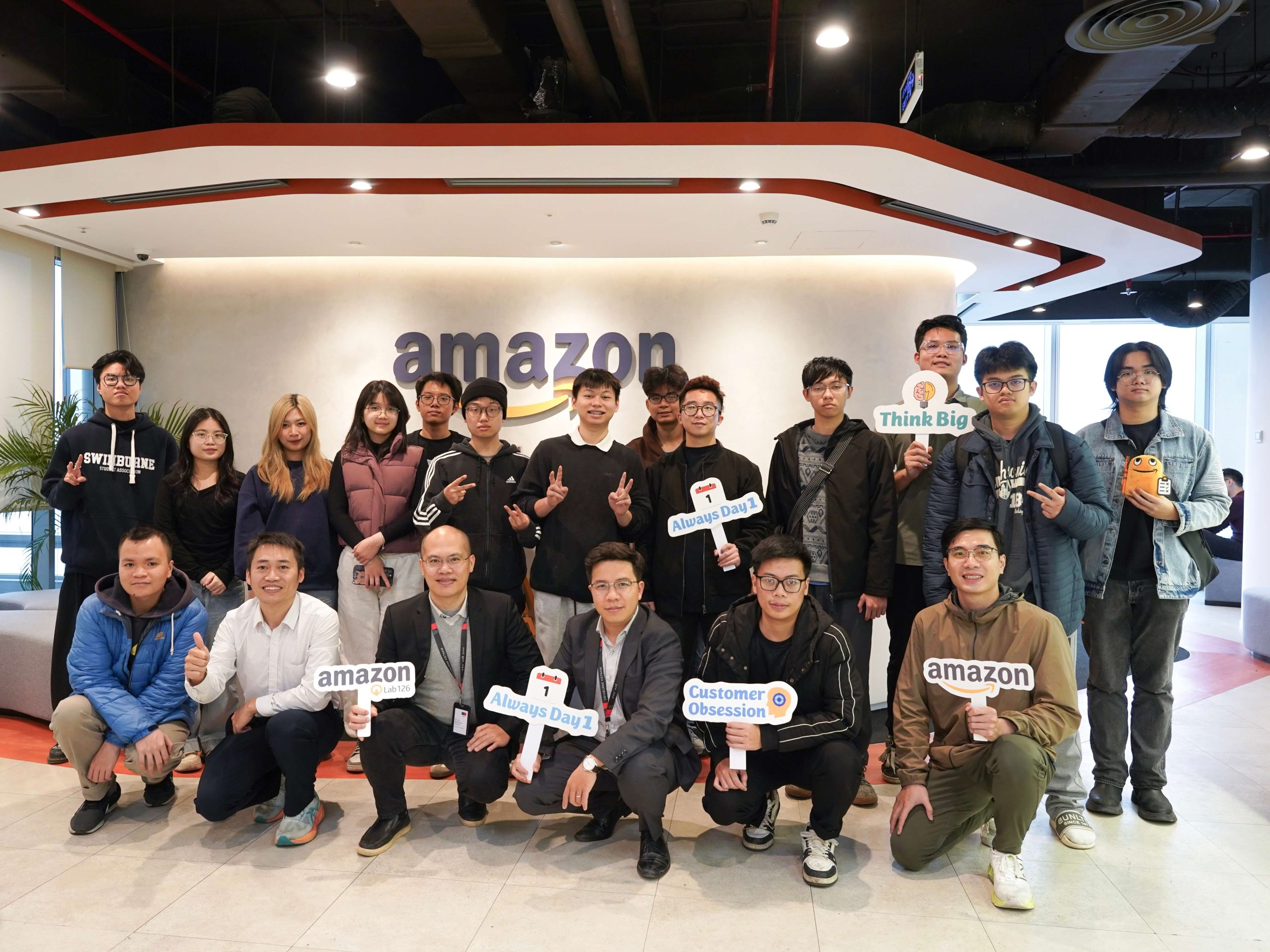 Đoàn sinh viên và giảng viên Swinburne Việt Nam tham quan học tập tại AWS