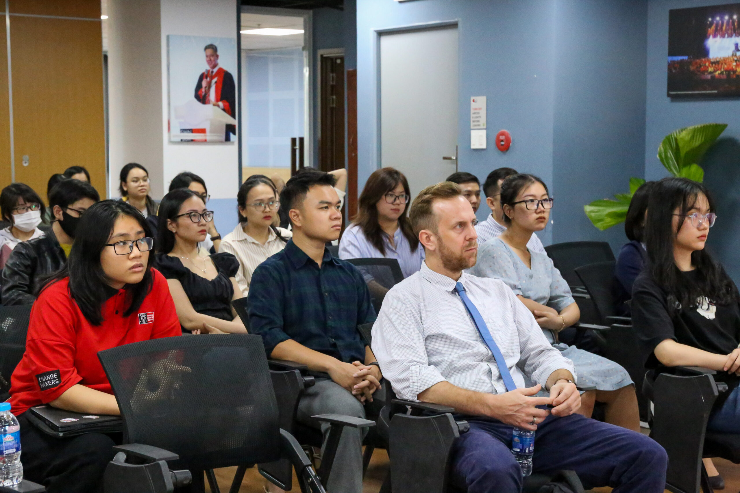 Buổi chia sẻ là cơ hội để các sinh viên Swinburne Việt Nam tìm hiểu về cách tiếp cận các giá trị văn hóa trong kinh doanh quốc tế qua góc nhìn của một nhà ngoại giao.