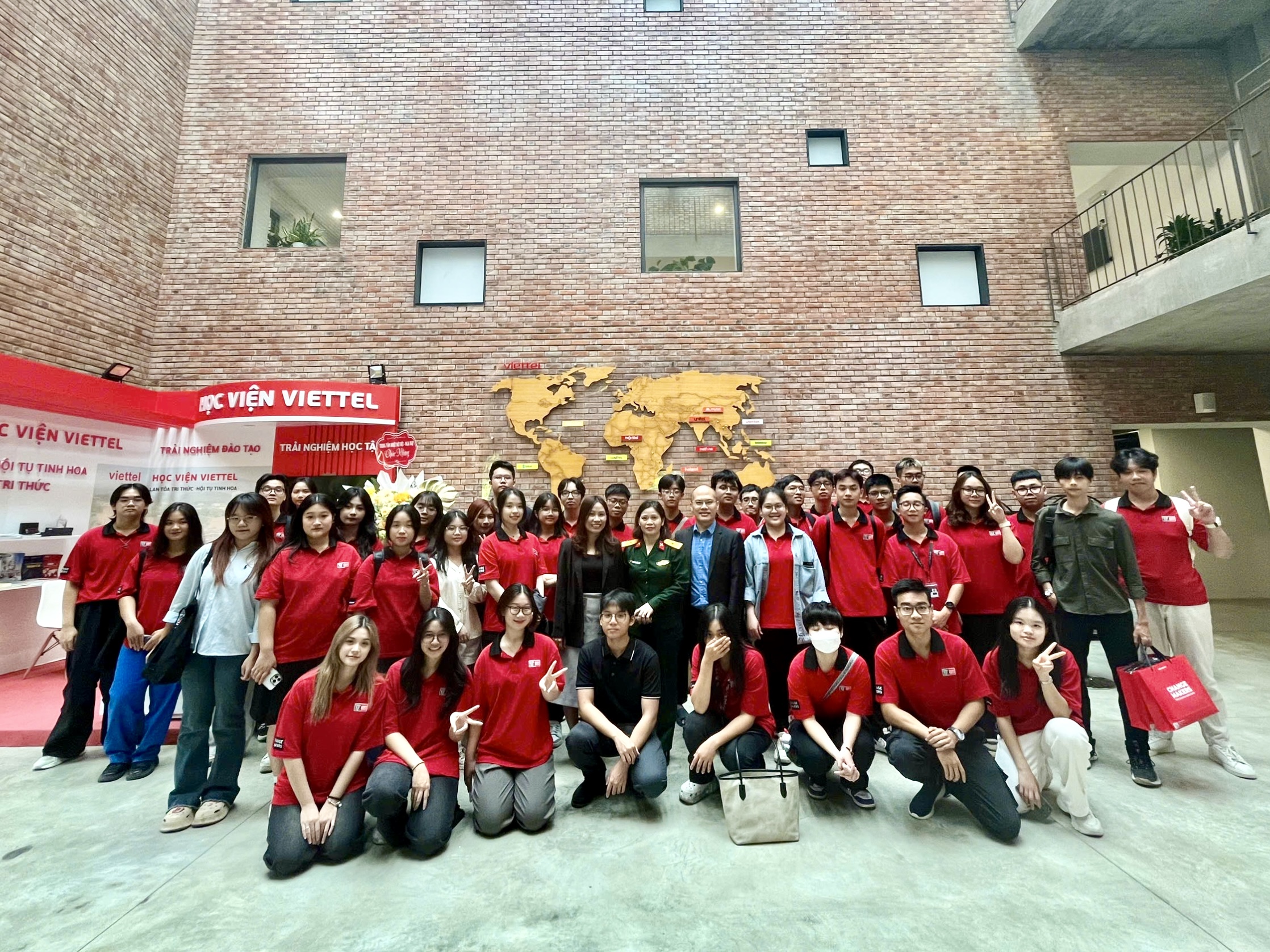 Sinh viên Swinburne Việt Nam tham quan học tập tại Tổng Công ty Mạng lưới Viettel và Học viện Viettel