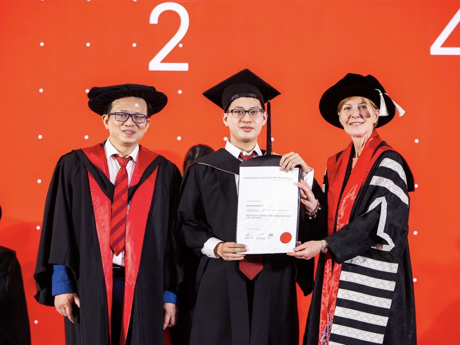 Sinh viên tốt nghiệp Swinburne Việt Nam nhận được bằng cử nhân được cấp bởi Swinburne University of Technology Australia