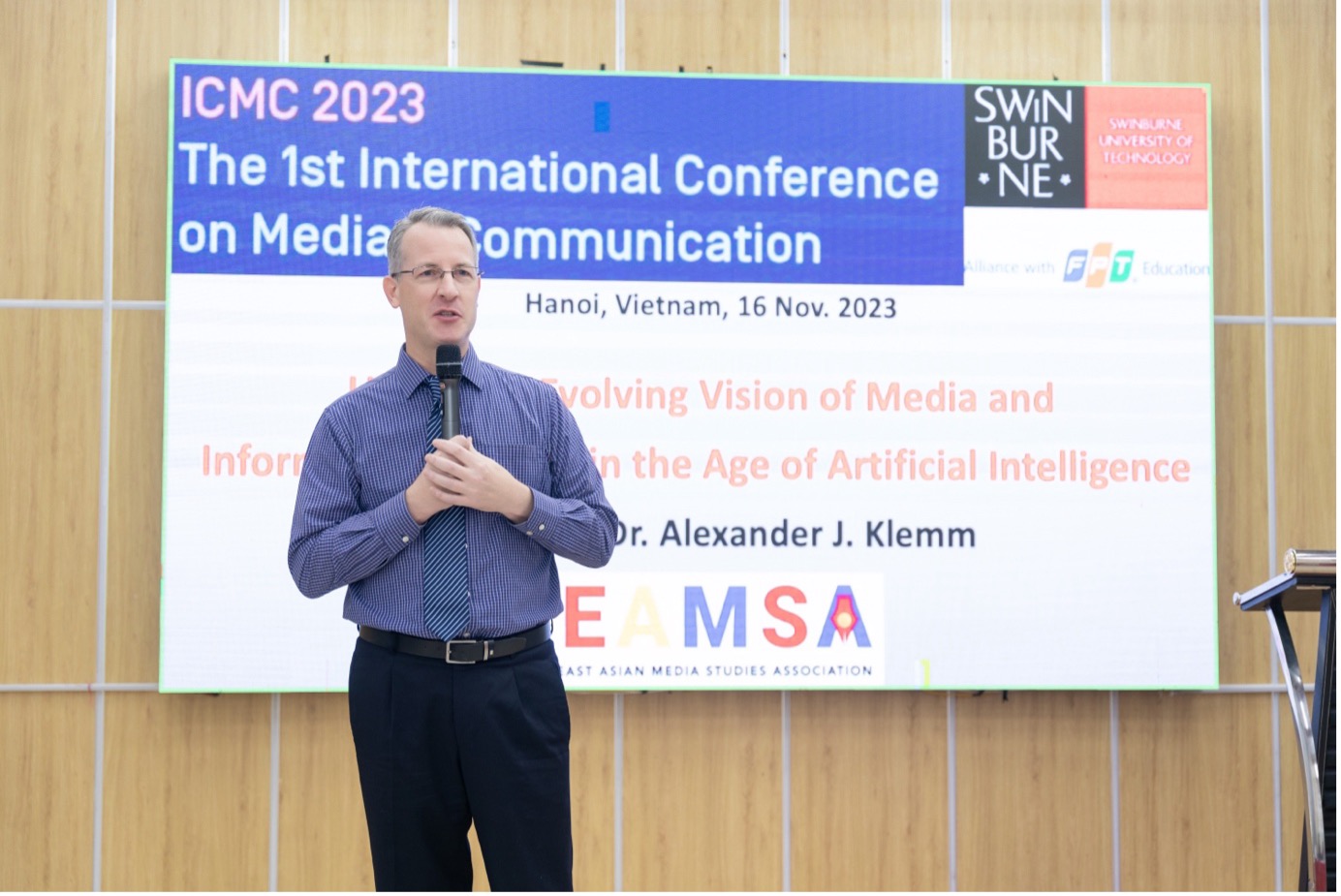 Tiến sĩ Alexander J. Klemm - Giám đốc điều hành Hiệp hội Nghiên cứu Truyền thông Đông Nam Á (SEAMSA) chia sẻ tại hội thảo.