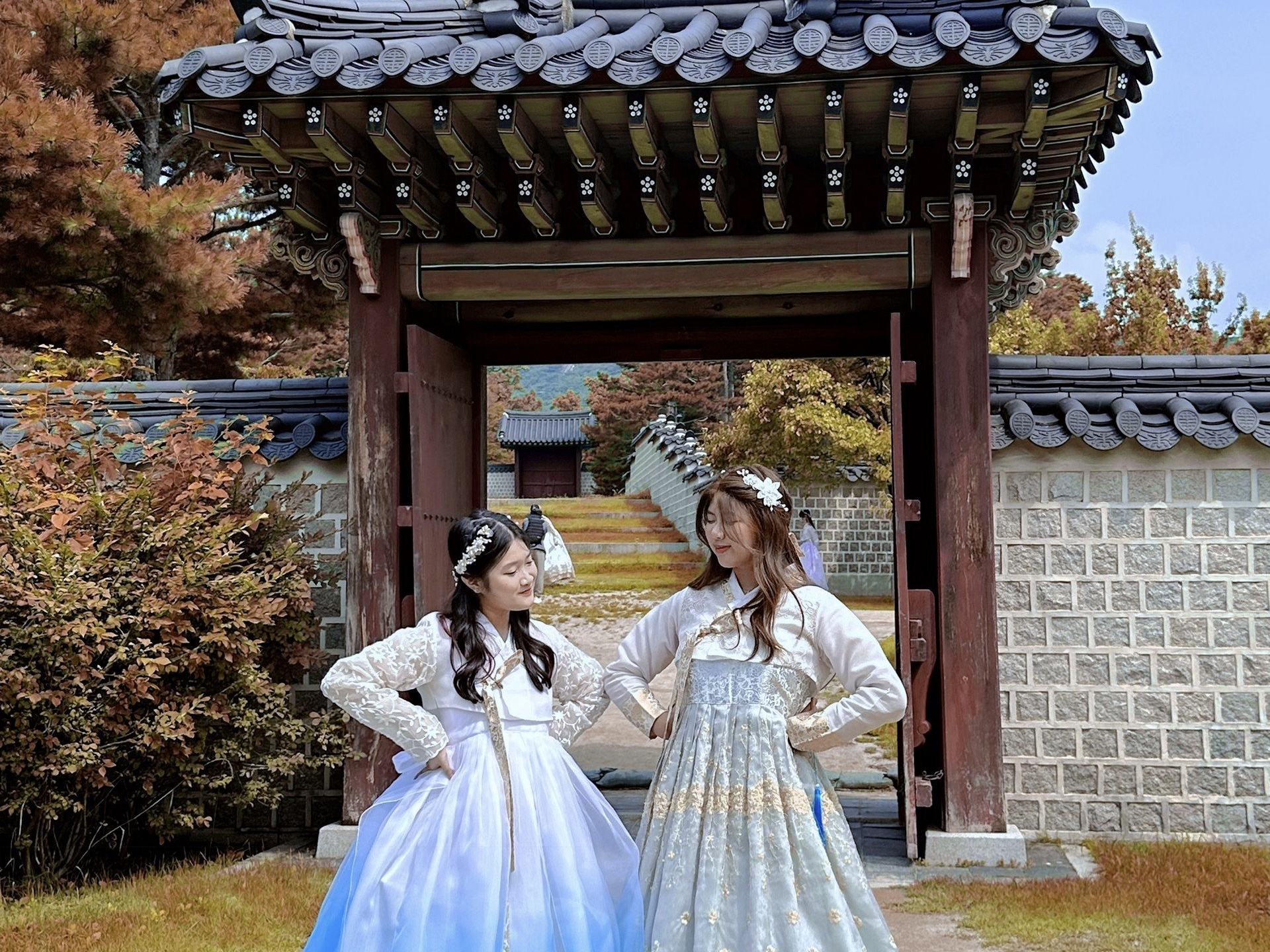 Các bạn hào hứng trải nghiệm mặc Hanbok