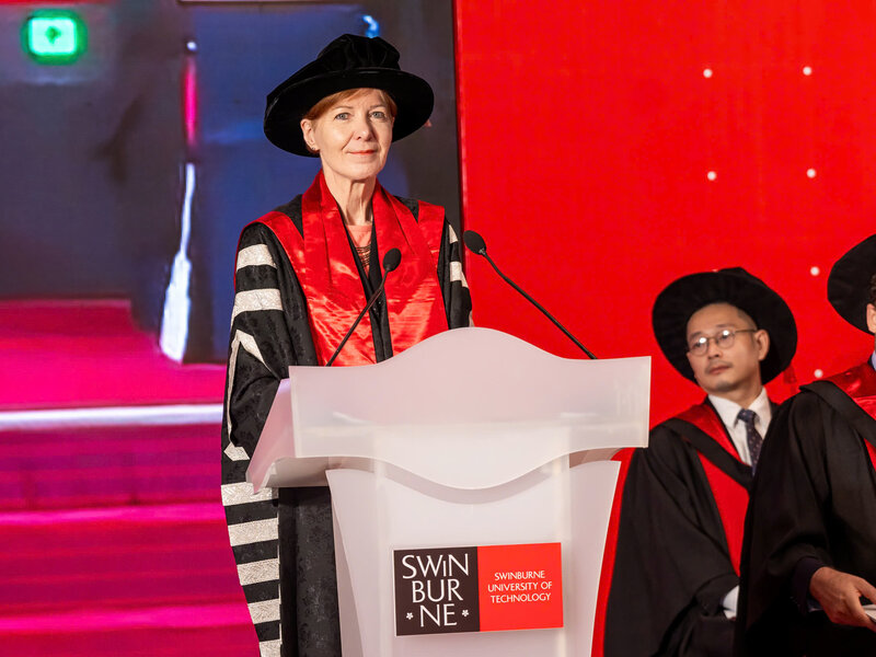 GS. Pascale Quester - Hiệu trưởng Swinburne University of Technology Australia chia sẻ cùng các tân khoa